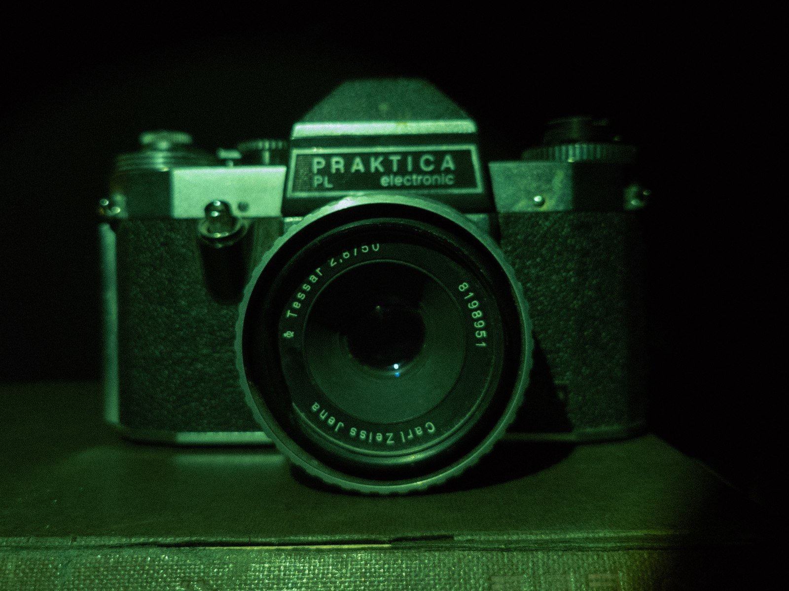 Câmera SLR vintage Praktica com lente Carl Zeiss, representando o formato de 35mm que popularizou a fotografia